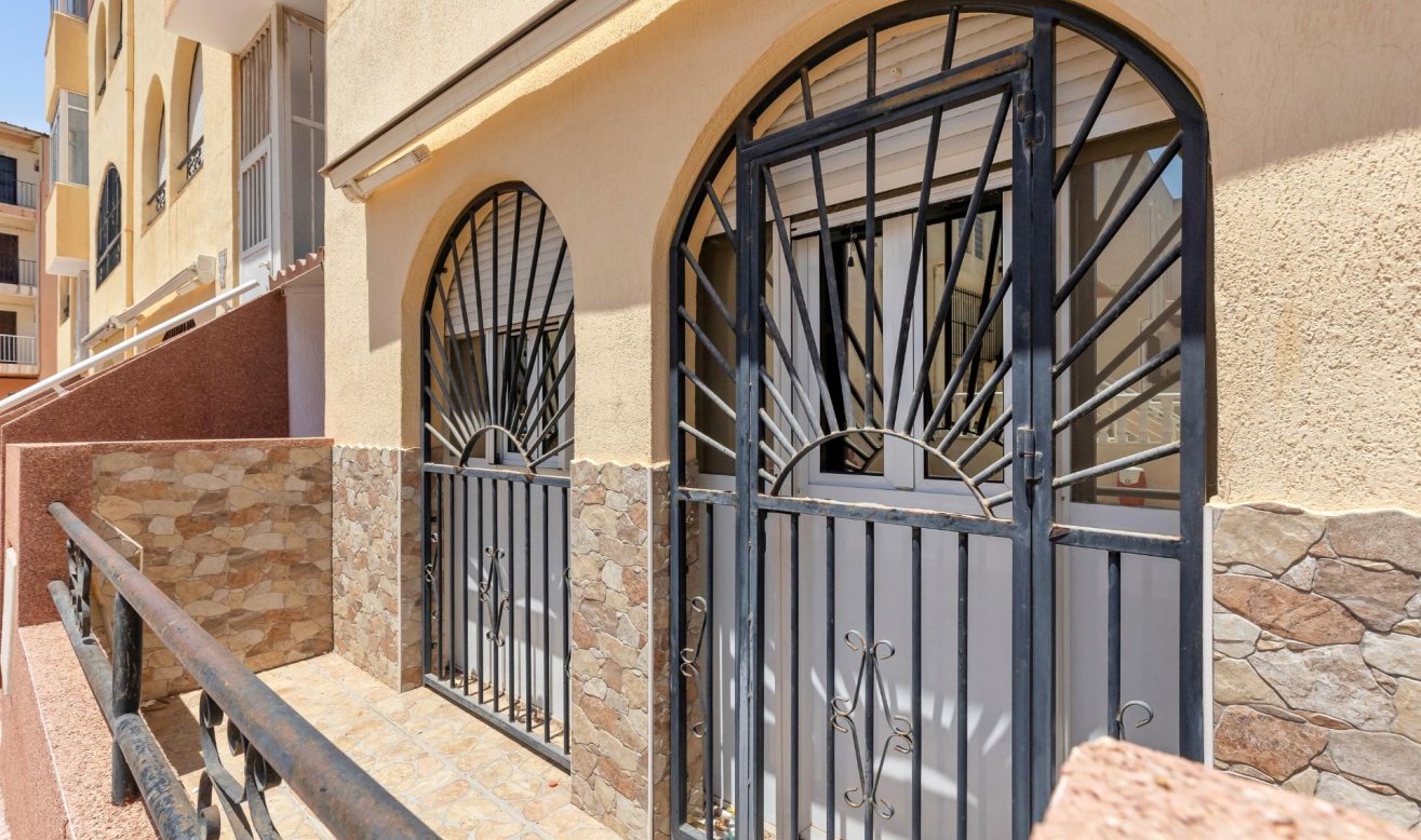 Resale - Apartment / flat - Torrevieja - La Mata pueblo