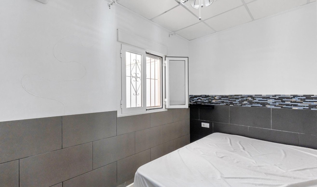 Resale - Apartment / flat - Torrevieja - La Mata pueblo