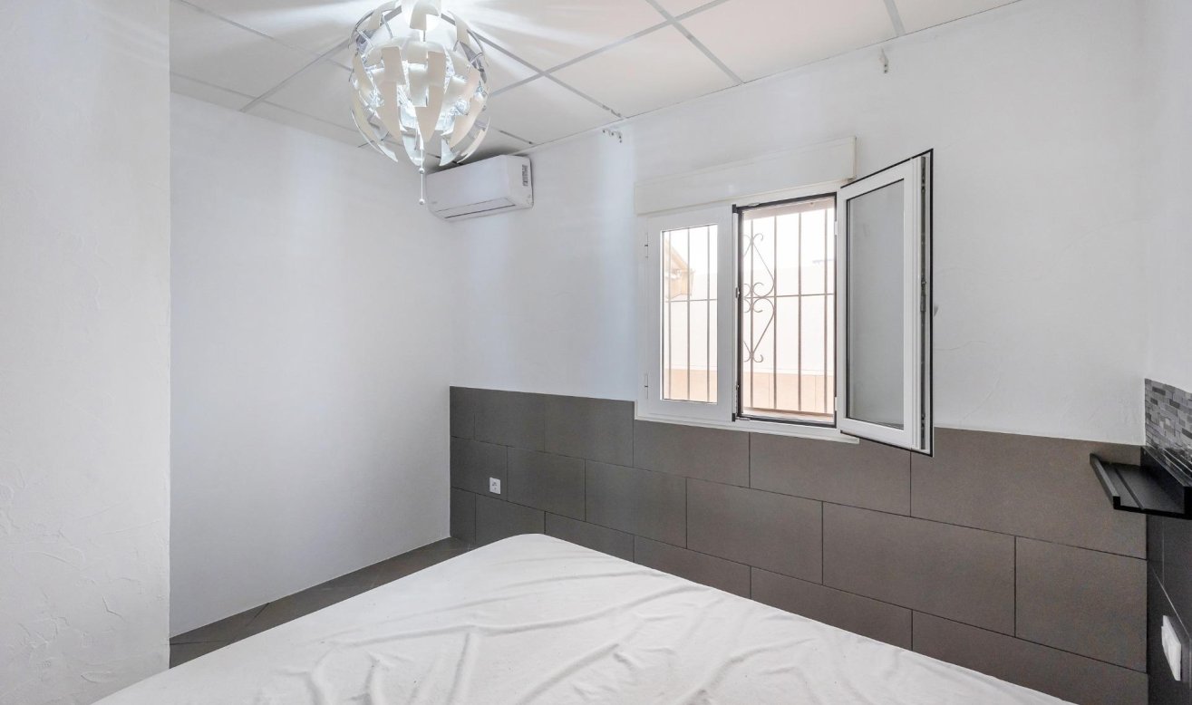 Resale - Apartment / flat - Torrevieja - La Mata pueblo