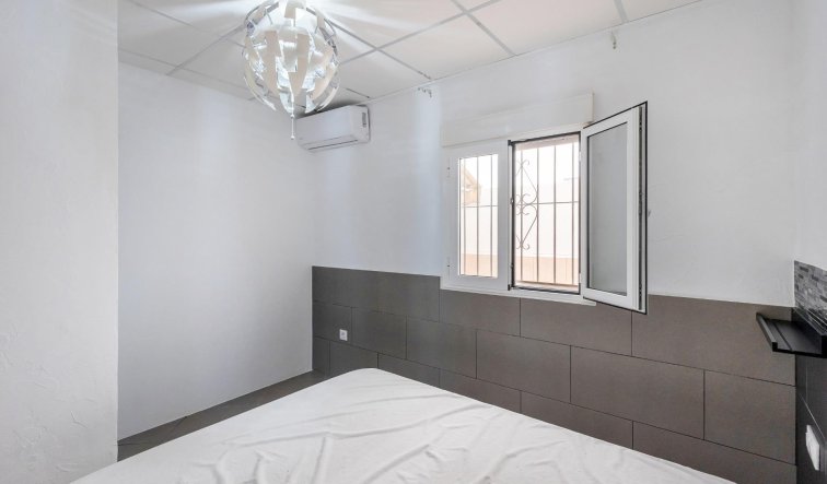 Resale - Apartment / flat - Torrevieja - La Mata pueblo