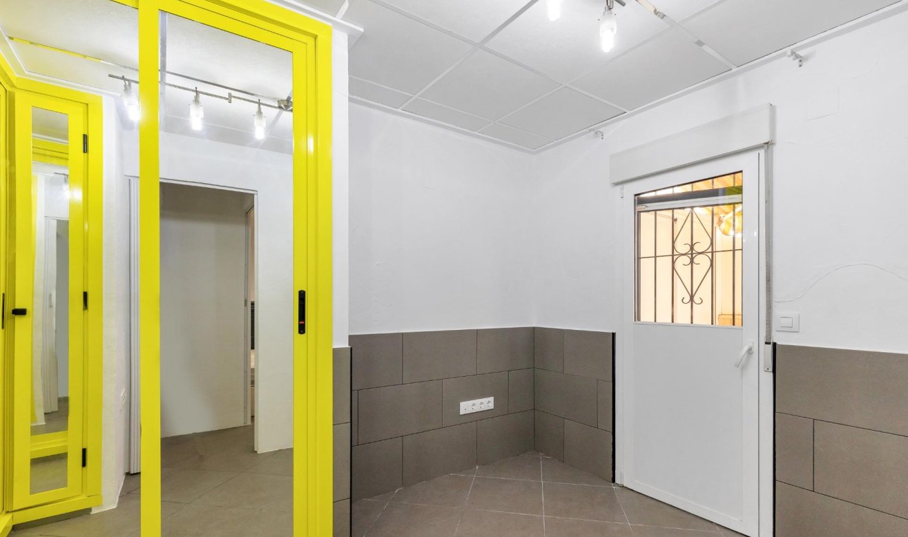 Resale - Apartment / flat - Torrevieja - La Mata pueblo