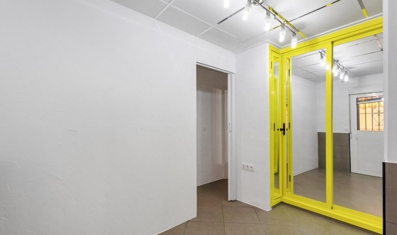 Resale - Apartment / flat - Torrevieja - La Mata pueblo