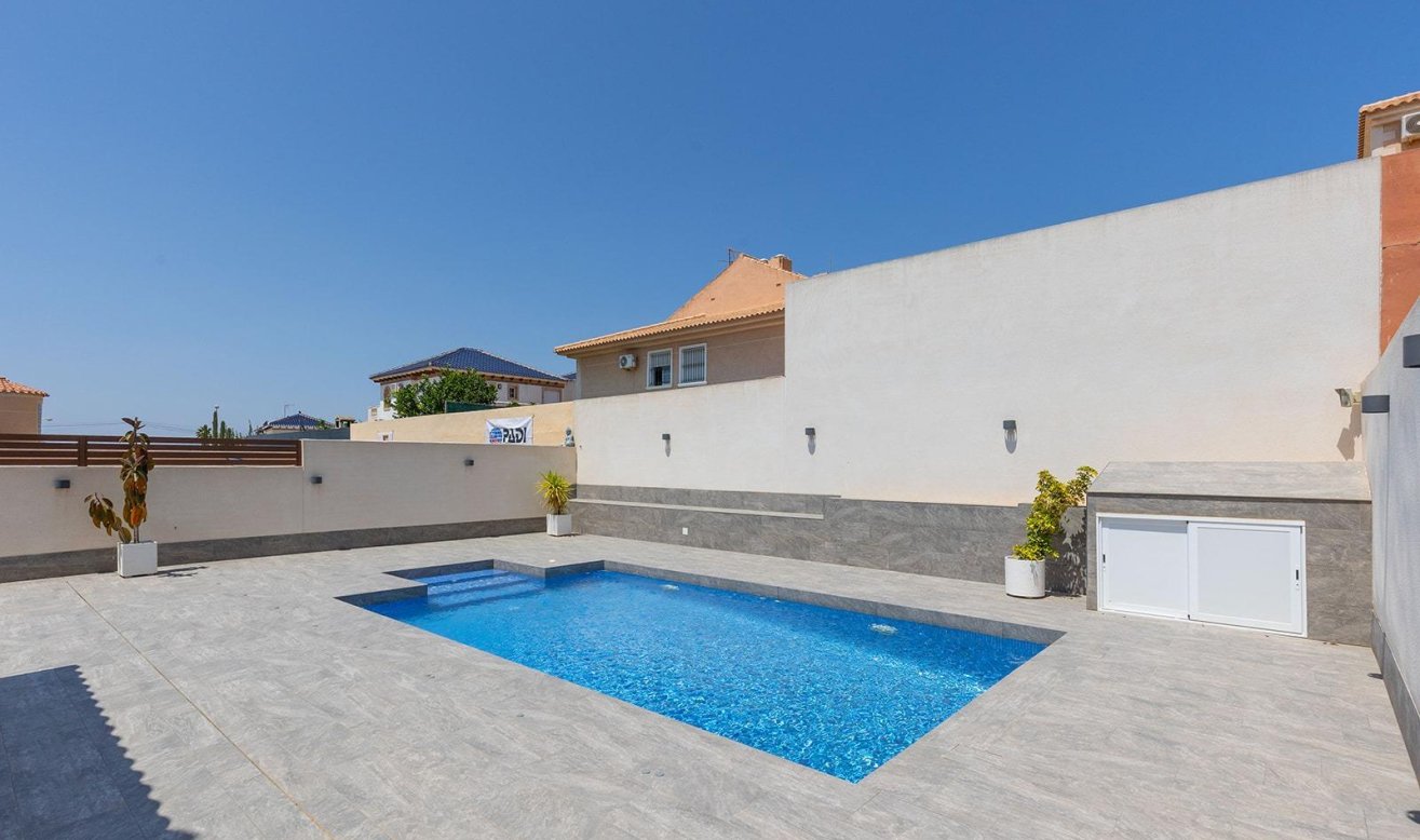 Resale - Villa - Torrevieja - Aguas Nuevas